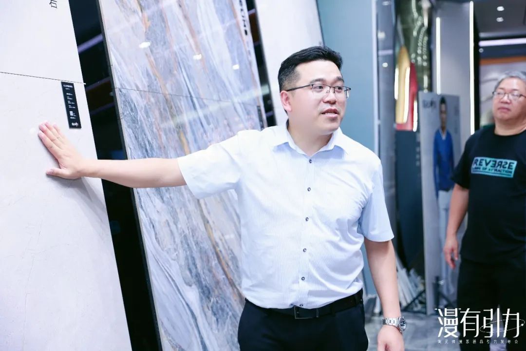 市场部总监张华钊向媒体朋友介绍“漫”新品.jpg