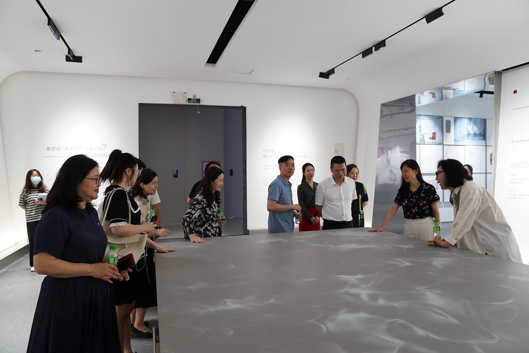 参观冠珠展厅 (2).jpg