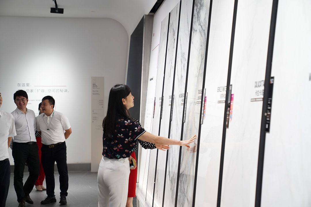 参观冠珠展厅 (3).jpg