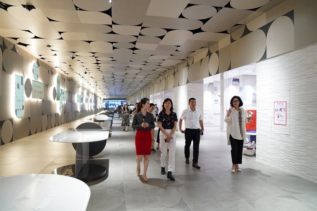 参观冠珠展厅 (5).jpg