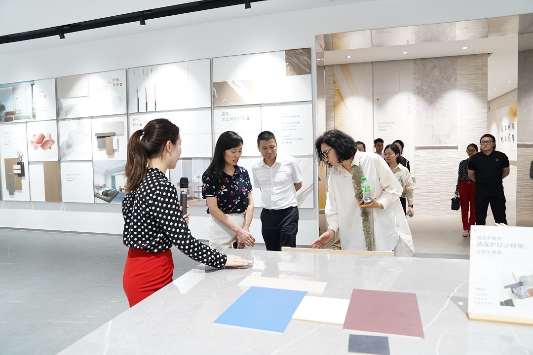 参观冠珠展厅 (6).jpg