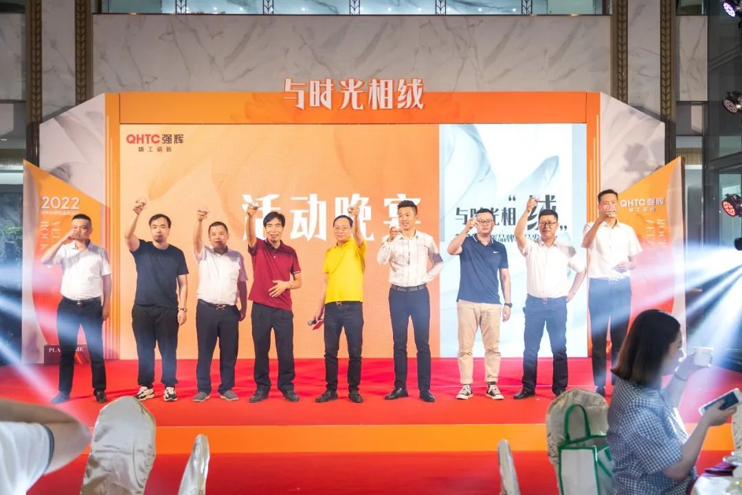 集团各领导共同举杯齐贺.jpg