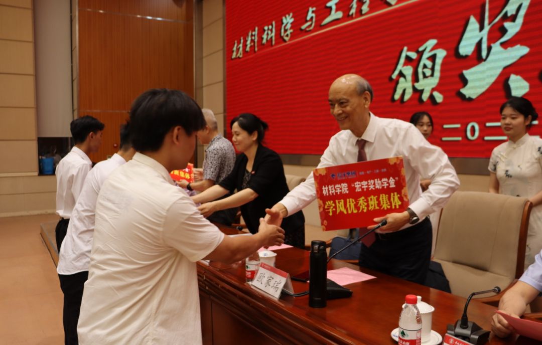校企领导颁发“宏宇奖助学金”.jpg