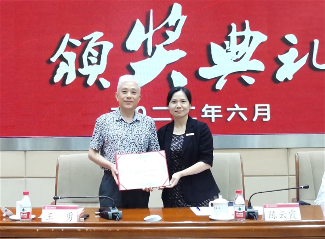 景德镇陶瓷大学陈云霞副校长为宏宇集团市场总监王勇颁发客座教授聘书.jpg