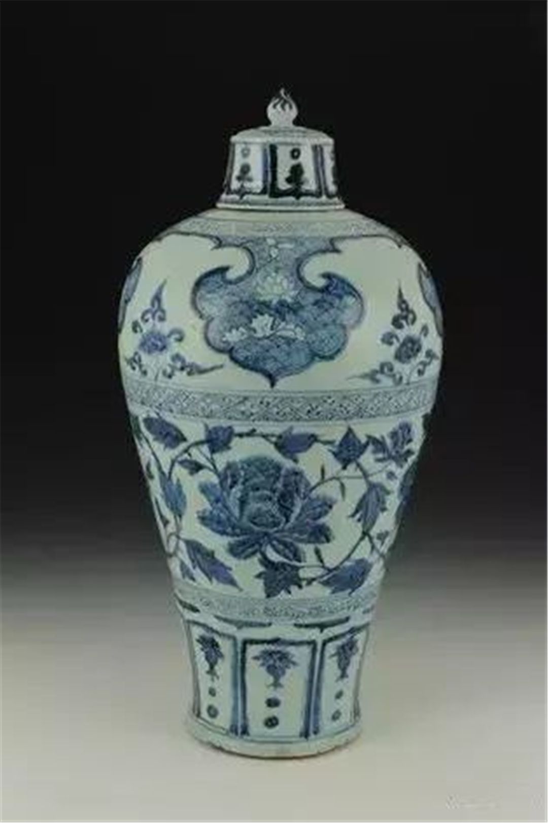 元 青花云肩牡丹纹带盖梅瓶 （“礼”字）.jpg